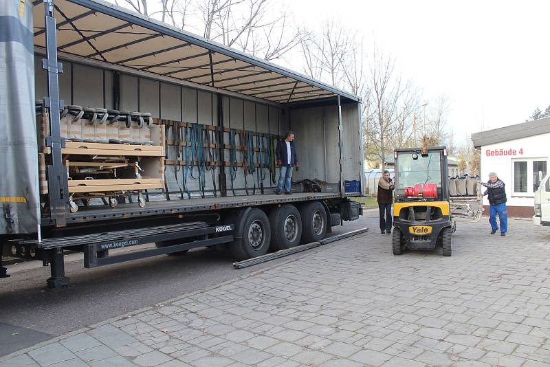 Náklad s humanitární pomocí vyjel z Německa, nyní byl dočasně uskladněn v Třebíči.