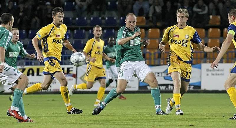 Jihlava předvedla přestřelku s Karvinou  Po prvním poločase vedl FC Vysočina 4:1, ale hosté dokázali utkání zdramatizovat. 