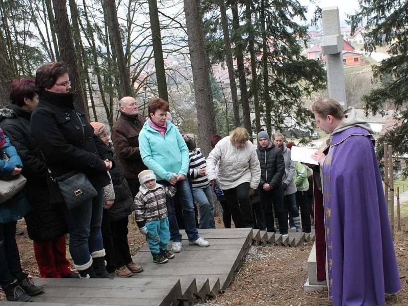 Na Velký pátek prošlo procesí, které čítalo asi šedesát lidí, obnovenou Kalvárií ve Stonařově.