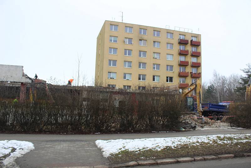 Bývalá restaurace mizí pod lžícemi bagrů. Stejně jako vedle stojící bývalý Hotel Jihlava, i jí nahradí byty.