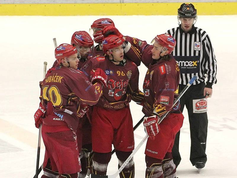 V loňské sezoně nastřílela Dukla Berounu ve dvou zápasech na Horáckém zimním stadionu čtrnáct branek. O něco podobného se jihlavští hokejisté pokusí i dnes.