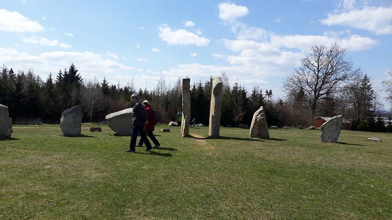 Resort Svaté Kateřiny v Počátkách bez návštěvníků. Kamenný kruh Druidů je i přesto v obležení turistů.