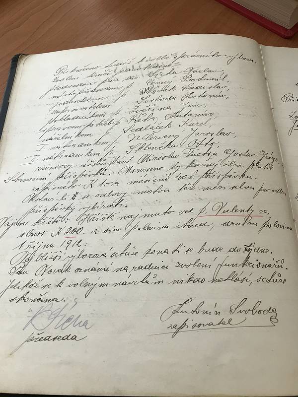 2. strana zápisu z valné hromady konané dne 20. dubna 1912, na které se poprvé objevil název Sportovní klub Jihlava. Nahoře jmenovitý seznam zvoleného výboru SK.