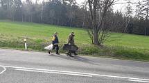 Odpadky na výpadovce z Hodic do Telče mívají každý rok podobný charakter. Kelímky, pet lahve, obaly od cigaret a kusy aut. Moto klub Hodice a Myslivecké sdružení Stráň vyčistili struhy u silnice v neděli 14. dubna v rámci akce Čistá Vysočina.