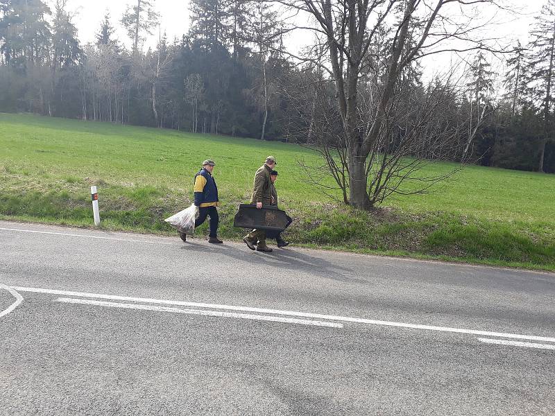 Odpadky na výpadovce z Hodic do Telče mívají každý rok podobný charakter. Kelímky, pet lahve, obaly od cigaret a kusy aut. Moto klub Hodice a Myslivecké sdružení Stráň vyčistili struhy u silnice v neděli 14. dubna v rámci akce Čistá Vysočina.