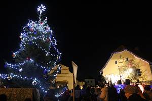 Vánoční strom v Lukách nad Jihlavou svítí od pátku 25. listopadu.