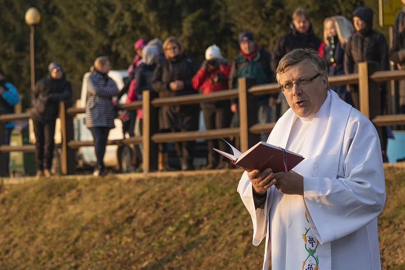 Rybářské spolky z Telče se pustily do výlovu impozantního Štěpnického rybníka. Akce započala ranním požehnáním, které vedl kněz Josef Maincl. Po něm se rybáři vrhli k sítím, ze kterých za několik hodiny vylovili stovky ryb.