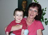Babička s vnukem. Malý Samuel je veselý chlapec, který ovšem neměl lehký start do života. 
