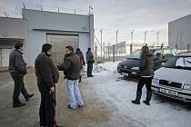 Zatímco příbuzní amnestovaných vězňů se radovali a čekali i dlouhé hodiny na propuštění svých blízkých u věznic, jako třeba v Rapoticích na Třebíčsku (na snímku), soudům nastaly dny náročné administrativní práce.