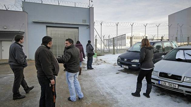 Zatímco příbuzní amnestovaných vězňů se radovali a čekali i dlouhé hodiny na propuštění svých blízkých u věznic, jako třeba v Rapoticích na Třebíčsku (na snímku), soudům nastaly dny náročné administrativní práce.