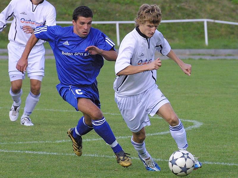 Fotbalisté Bystřice (v tmavém Miloš Vrzal) stále čekají na výhru. Kýžené tři body nepřinesl ani zápas s exdivizními Hartvíkovicemi. 