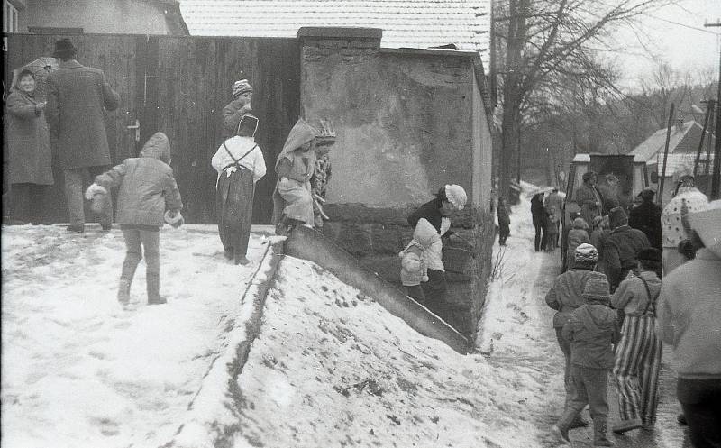 Masopustní veselí začíná po Třech králích. Průvody už druhým rokem nejsou, připomenout si je můžeme na historických fotkách. Tyto z Jezdovic u Třeště.