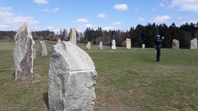 Resort Svaté Kateřiny v Počátkách bez návštěvníků. Kamenný kruh Druidů je i přesto v obležení turistů.