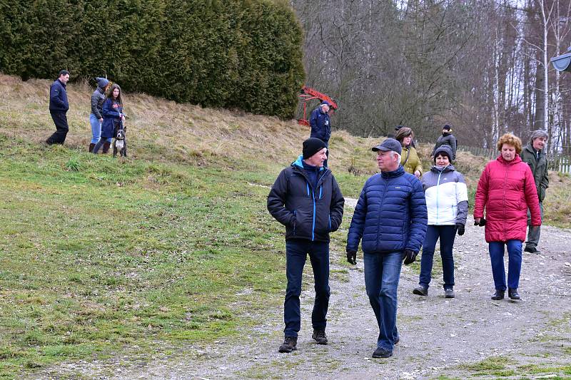 Diváci se na rozdíl od otužilců teple oblékli. Většina měla prošívané bundy, čepice, nechyběly ani rukavice.