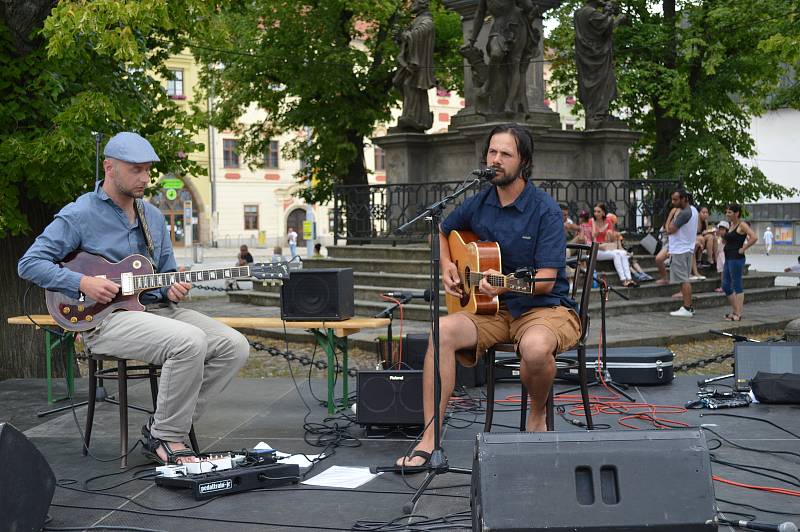 Druhý ročník multikulturního festivalu přilákal v sobotu na jihlavské Masarykovo náměstí řadu zvědavců. K vidění zde byly ukázky hudby a tance z různých koutů světa, jako  je Mexiko, Sýrie, Srbsko, Itálie i Afrika. Cílem celé akce bylo ukázat dětem i dosp