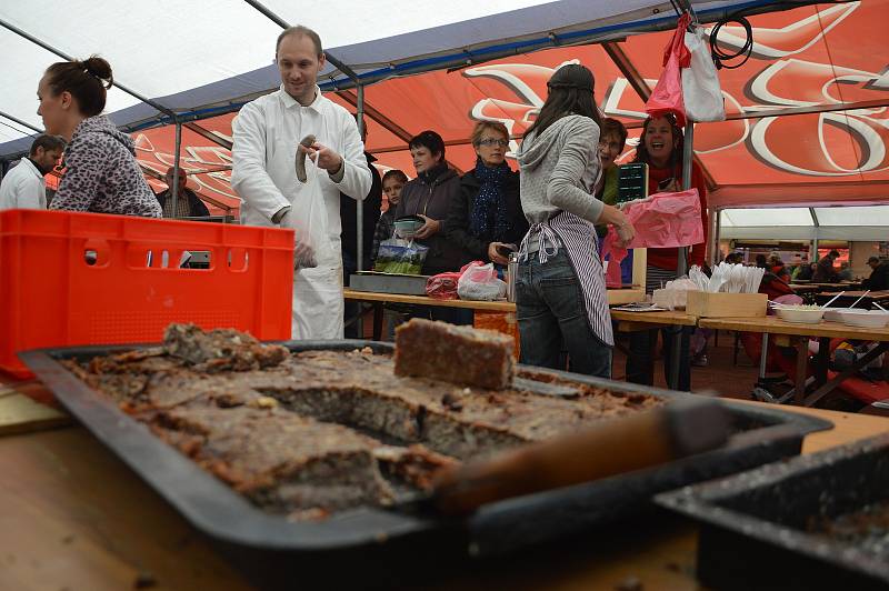 Jitrnice, jelita, ovar, polévka nebo pečené sele. To je jen výčet pochoutek, na kterých si mohli o víkendu pochutnat návštěvníci tradičních vepřových hodů v Hodicích. Foto: Markéta Jelínková