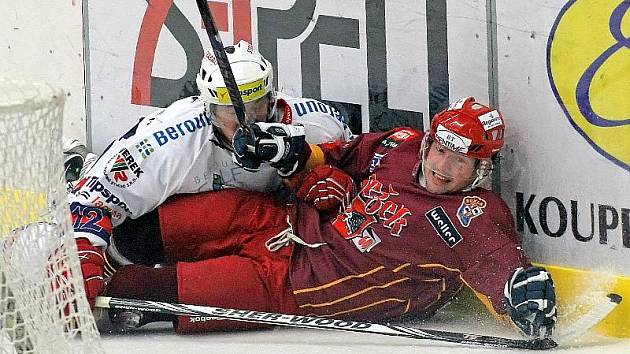 Poprvé v nové sezoně se museli hokejisté Jihlavy sklonit před svým soupeřem. Na záda Duklu (podobně jako na ilustrační fotografii z duelu s Berounem) položilo Znojmo. 