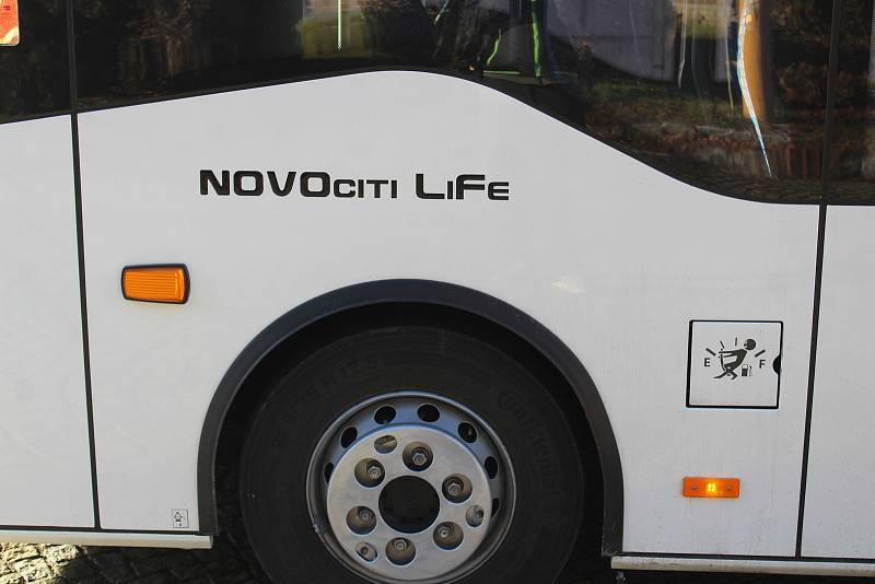 Osmimetrový midibus Isuzu NovoCity Life v Jihlavě.
