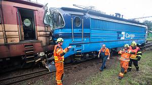 Do odstavené lokomotivy v Jihlavě narazil vlak, podívejte se