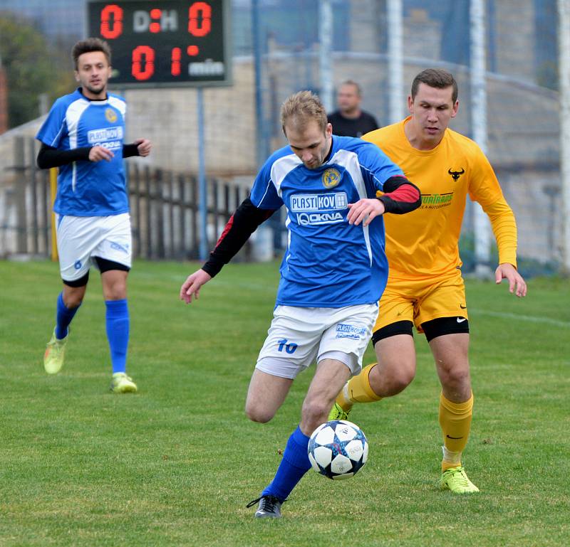 Fotbalisté Velkého Beranova (v modrém) nestačili na Luka nad Jihlavou (ve žlutém).