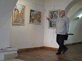 Zdeněk Svěrák během návštěvy výstavy malíře Mirka Řídkého v Malovaném domě v Třebíči.