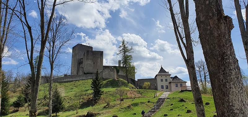 Zřícenina hradu Landštejn je směsicí několika architektonických slohů. Návštěvníci si zde přijdou na své.