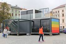 Kontejnery. V horní části jihlavského Masarykova náměstí stojí prosklené kontejnery, v nichž organizátoři Mezinárodního festivalu dokumentárních filmů Jihlava představí svou dvacetiletou historii.