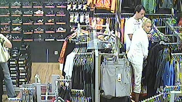 Někdy zloděje v obchodech odhalí průmyslové kamery. Jako třeba dvojici na snímku, který pochází z kamery jednoho z obchodů v jihlavském City Parku.
