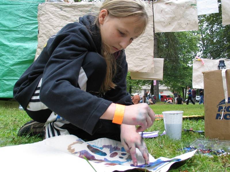 Na festivalu Otevřeno - Jimramov se nenudí nikdo. Na své si přijdou příznivci divadla, filmu, malby a také hudby.