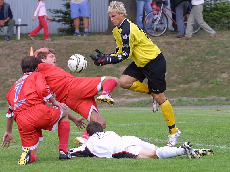 Fotbalisté Velkého Meziříčí (v tmavém zleva kapitán Jiří Hort a Lukáš Staněk) si ve 4. kole divize D vystřihli na domácím hřišti ostudu. V neděli dopoledne prohráli s doposud nebodujícím Protivanovem.