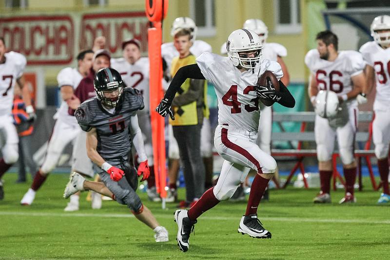 Souboj o titul vítěze 3.ligy amerického fotbalu a Bitters Bronze Bowl trofej mezi Vysočina Gladiators a Přerov Mammoths.