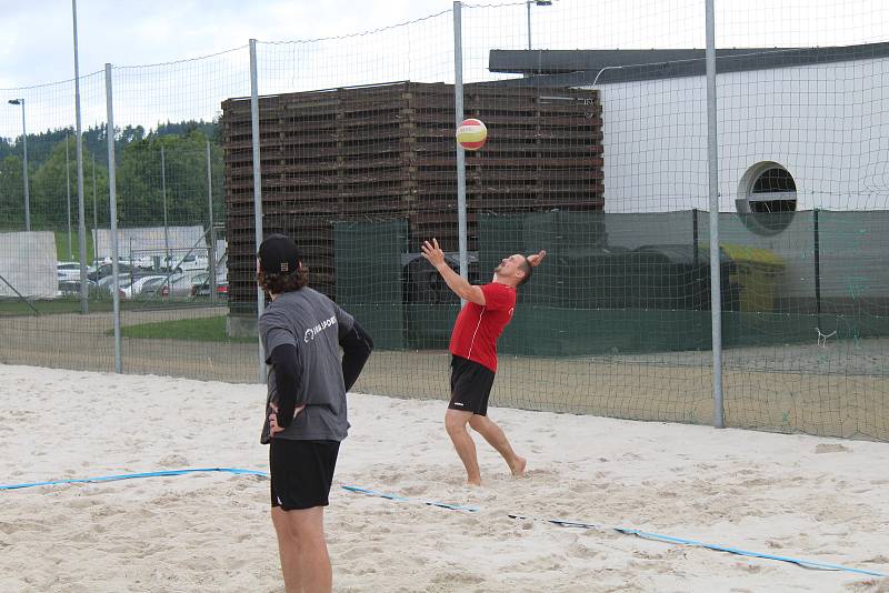 Jihlavští hokejisté si zahráli vlastní turnaj v beach volejbale.