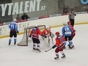 Posledním semifinalistou krajské ligy se stali hokejisté Světlé nad Sázavou (v modrém).