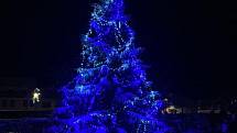 Náměstí Svobody je tradiční místo, kde stojí vánoční strom v Brtnici.