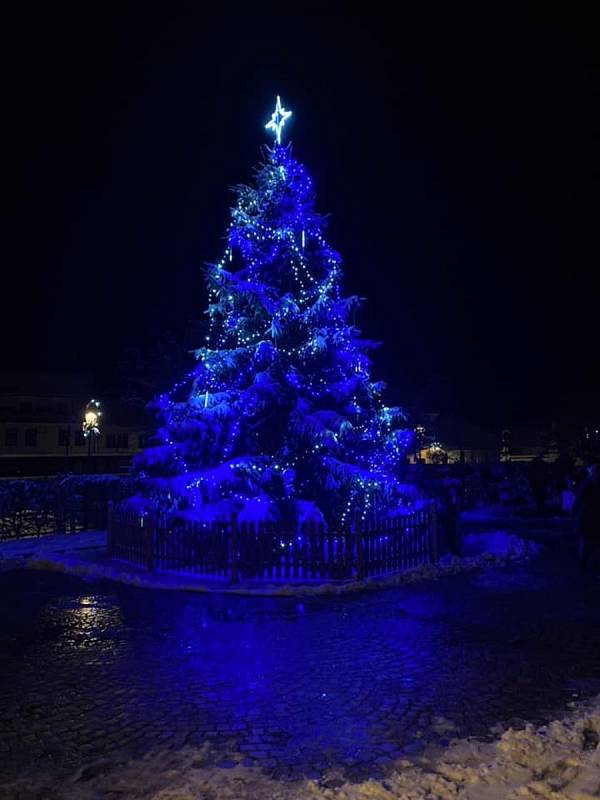 Náměstí Svobody je tradiční místo, kde stojí vánoční strom v Brtnici.