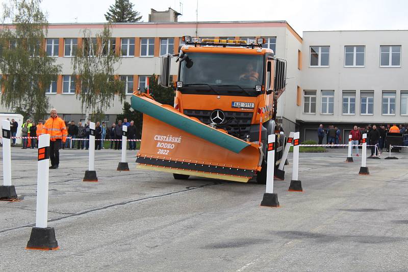 Cestářské rodeo je každoroční akcí, při které řidiči za volantem sypačů ukážou, co umí.