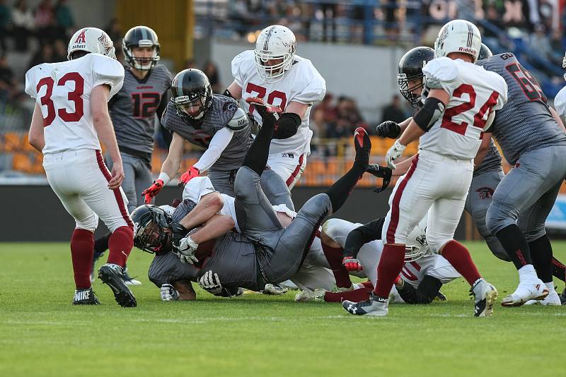 Souboj o titul vítěze 3.ligy amerického fotbalu a Bitters Bronze Bowl trofej mezi Vysočina Gladiators a Přerov Mammoths.