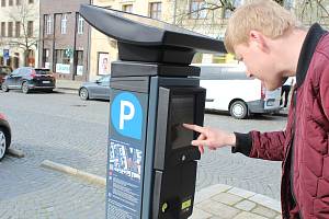 V Jihlavě se řidiči seznamují s novými parkovacími automyty. Mladí s tím nemají problém, senioři ale kritikou nešetří.
