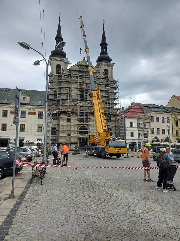 Zvedání prken jeřábem bylo pro Jihlavany zajímavou podívanou.