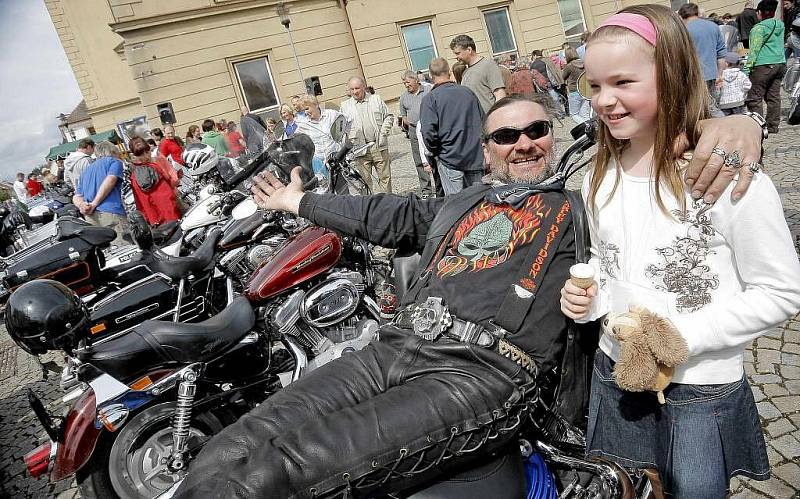 Zvědavci a vyznavači silných motorek si přišli na své v sobotu odpoledne v Třešti. 