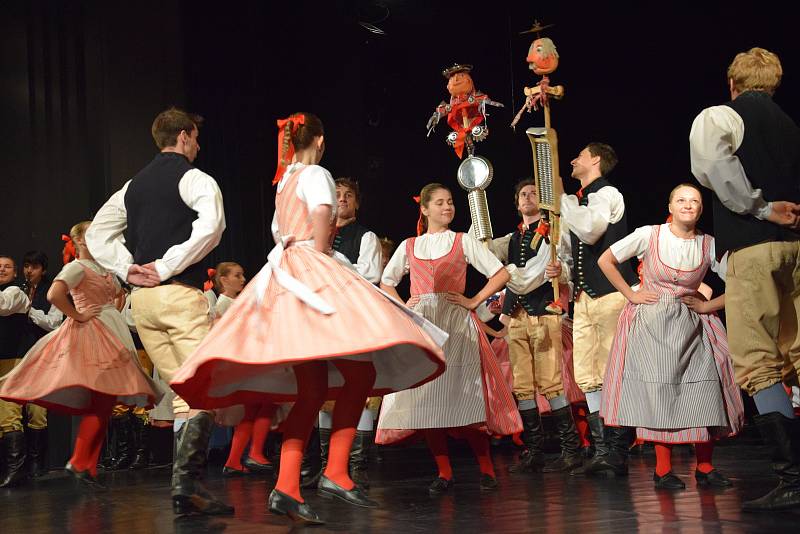 TRADICE. V sobotu se v jihlavském Domu kultury přestavilo celkem třináct folklorních souborů z celé České republiky. Konal se tam již devátý ročník celostátní přehlídky choreografií folklorních souborů. Jihlavským zástupcem byl soubor Pramínek Jihlava, kt