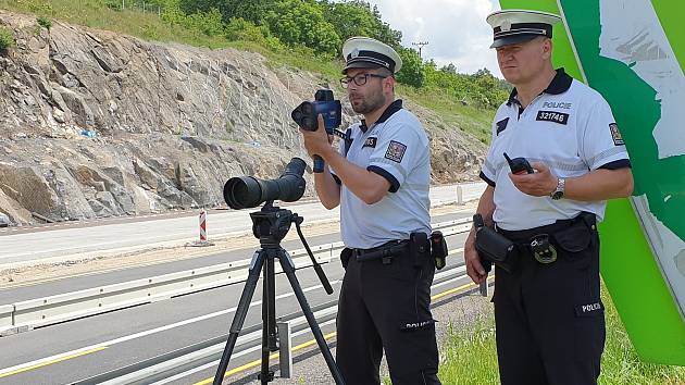 Ukázněnost řidičů na dálnici prověřovalo v pátek jedenáct policejních hlídek.