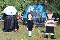 Halloweenská výzdoba Paloučku láká širokou veřejnost. Chodí tam i školky a děti bývají nadšené.