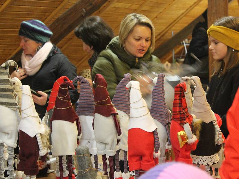 Na Vánočním jarmarku v Kamenici si na své přišli děti i dospělí.