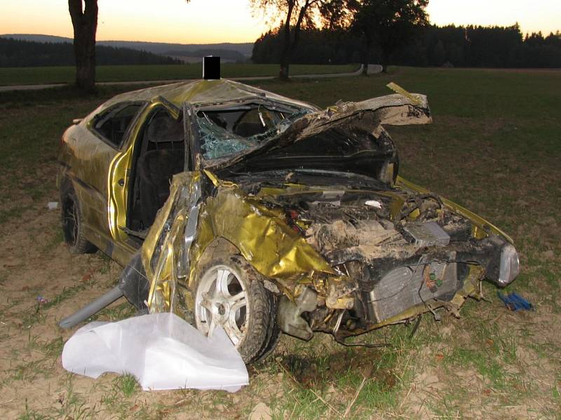  Takto dopadl citroën, který v září 2007 u Dobronína na Jihlavsku  řídil Jiří Hanko s 1,7 promile alkoholu v krvi. V soudní síni obžalovaný projevil nad svými činy lítost. 