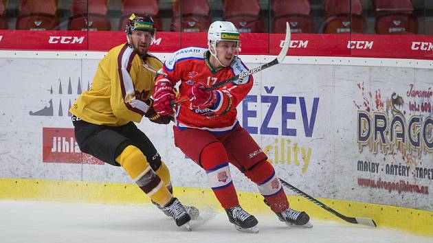 Jihlavští hokejisté (ve žlutém při přípravě s Porubou) zahájí sezónu domácím utkáním proti Prostějovu.