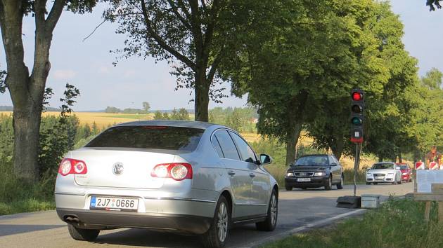 V úterý v podvečer stáli na červenou v místě budoucího napojení obchvatu poslední řidiči, pak začali projíždět plynule v obou směrech.