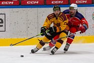 Hokejisté jihlavské Dukly (žluté dresy) nečekaně postoupili do semifinále play-off Chance ligy, kde se utkají se Vsetínem.