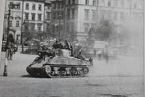 Tank Rudé armády projíždí jihlavským náměstím, je konec války.