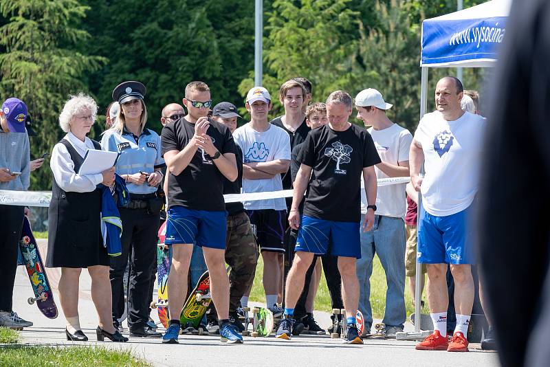 Prezident Petr Pavel navštívil jihlavský areál Český mlýn, kde se zúčastnil běžeckého závodu, následně si  prohlédl skatepark a pumptrack. Událost si nenechaly ujít stovky lidí. Foto: Deník/Adéla Poláčková